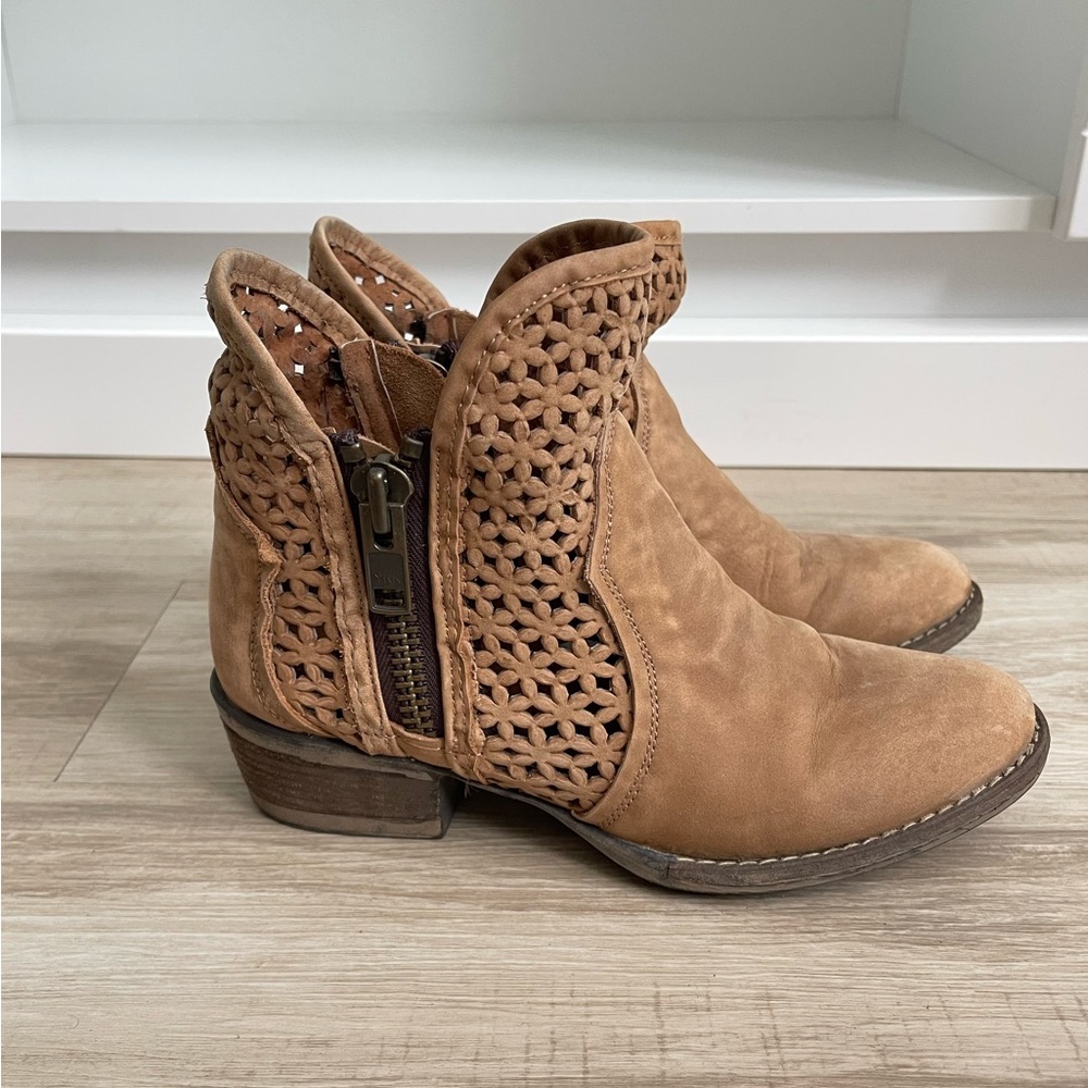Corral Circle G Women's Camel Cutout Shortie Ankle Boots 7